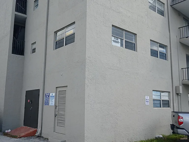 5100 SW 41st St #202 — Photo 1