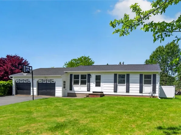 251 Farmview Dr, Macedon, NY 14502
