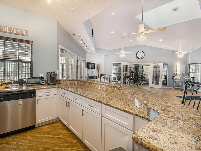 Westfield Club Apartments — Photo 30
