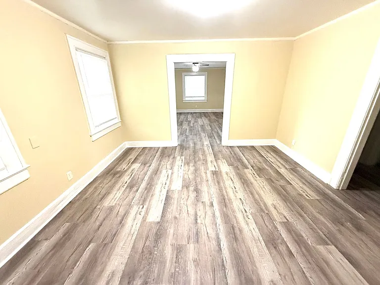 2122 Windsor Ave — Photo 3