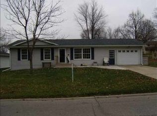 210 Valley Dr, La Porte City, IA