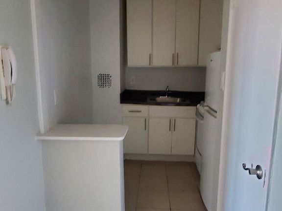 4th image of 9131 Lamont Ave APT 4d