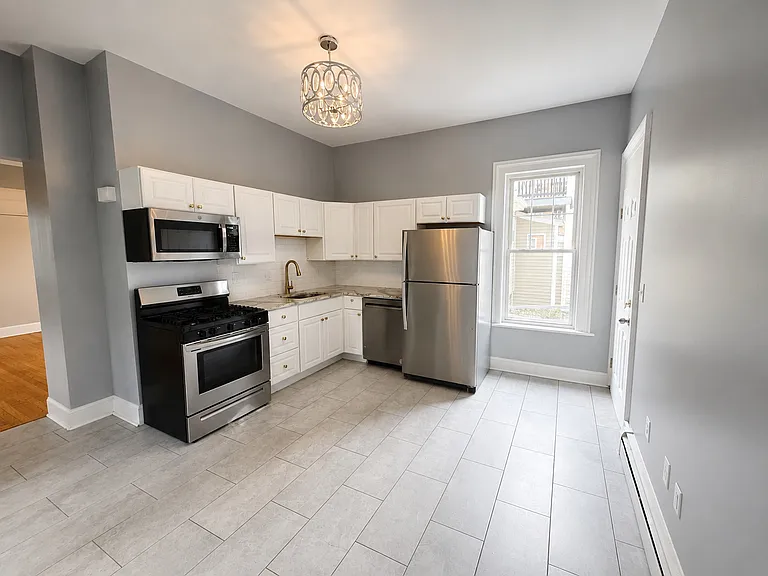 212 Norman St #1 — Photo 9