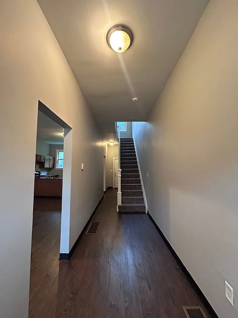Spacious 4 Bedroom 1 Bathroom Single Family Home (Perry South) — Photo 4