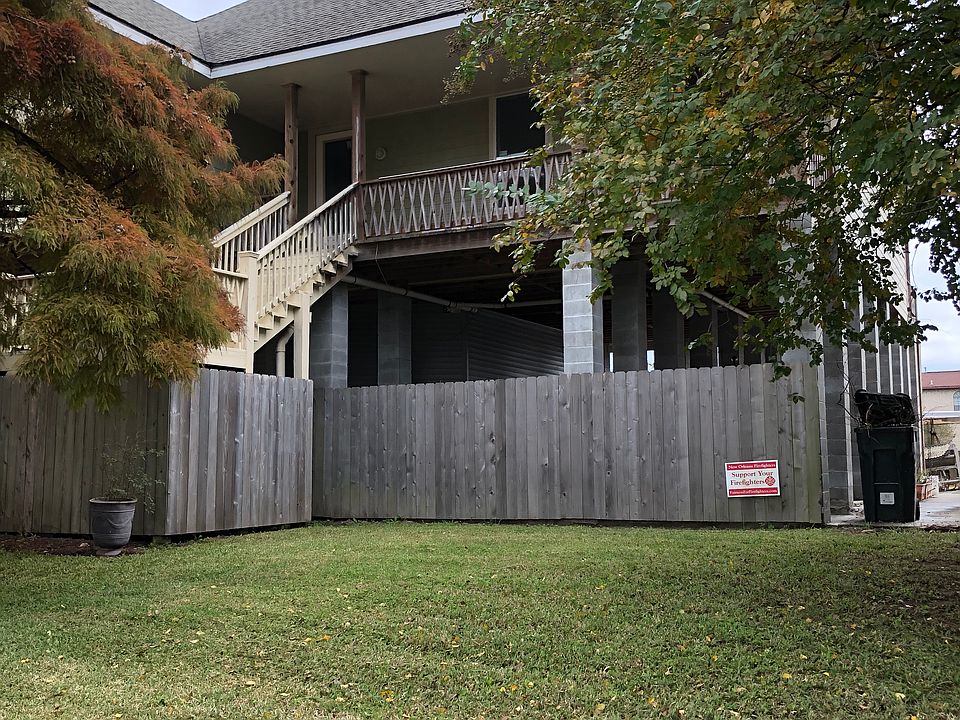 Front of beautiful house. 