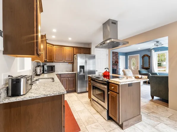 42 S Hunt Rd, Amesbury, MA 01913