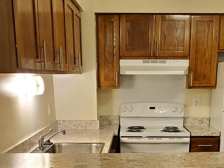 Lakeside Village Apartments — Photo 114
