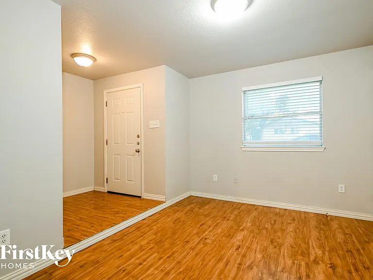 302 Shorewood Dr — Photo 5