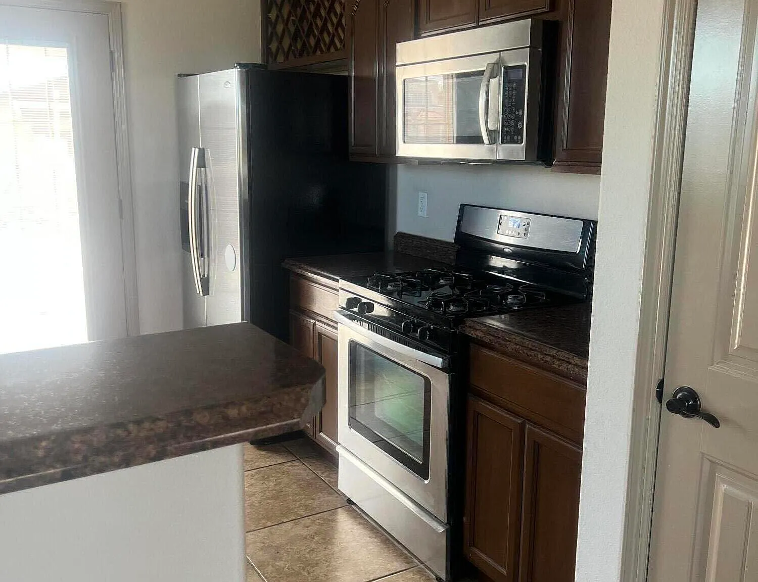 3 bed, 2.0 bath, 1311 sqft, $1,575 — Photo 2