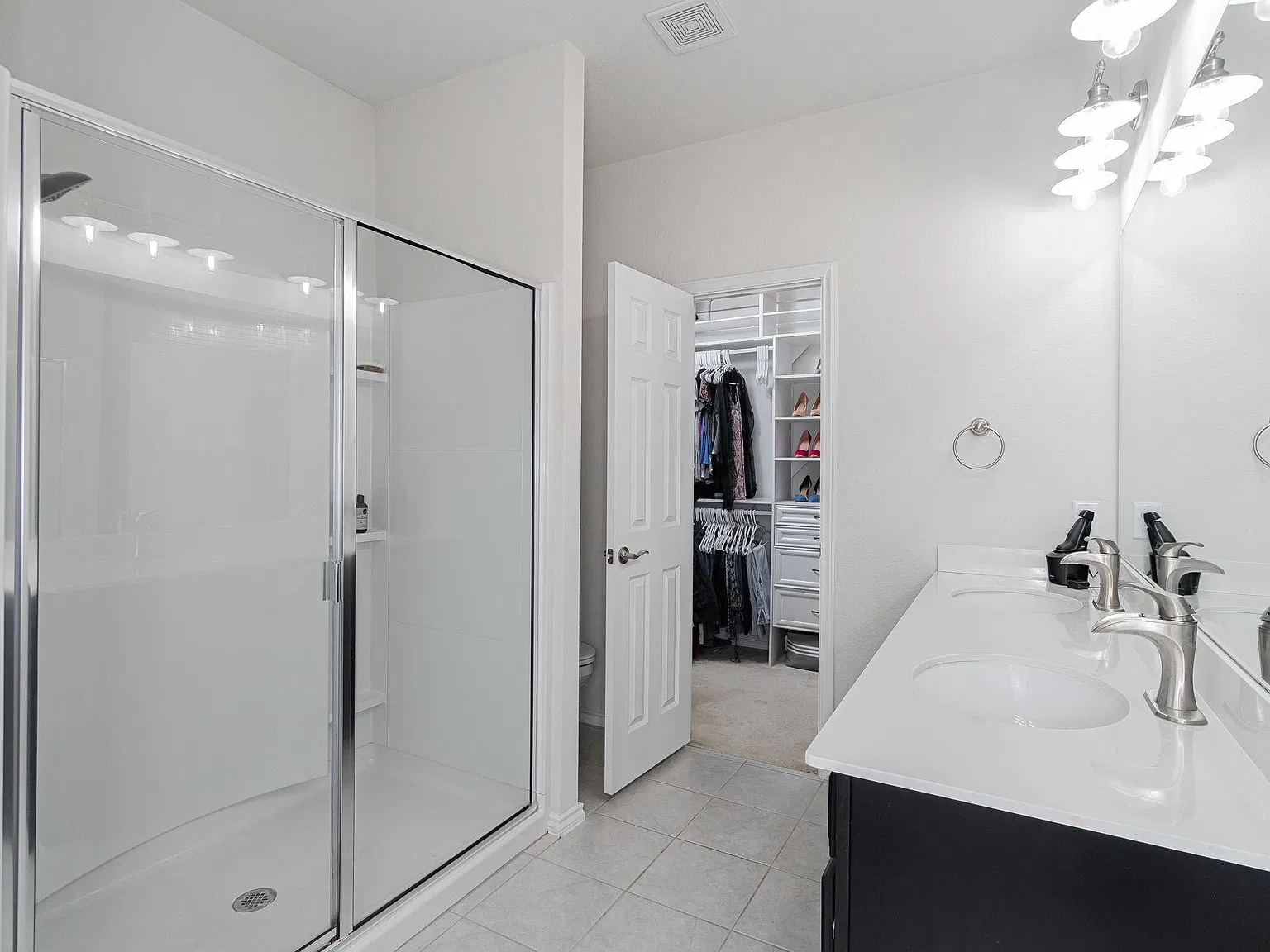 3 bed, 1960 sqft, $2,300 — Photo 2