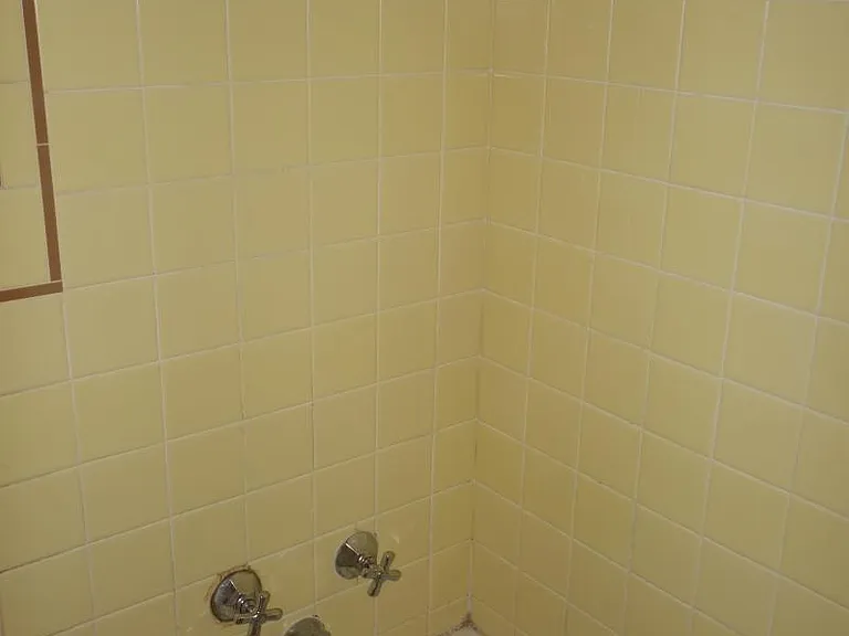 bath tub 1st floor