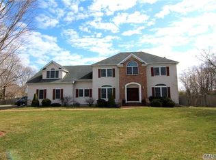 2 Kemper Ct, Saint James, NY 11780