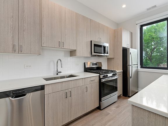 5th image of 1964 N Milwaukee Ave #306
