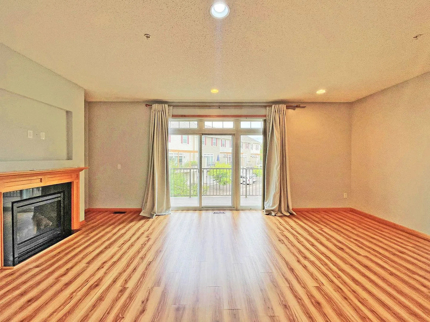 Spacious 3BR Plus Office, 3 Bath, 2 Car Garage, Fireplace, Deck, Large Kitchen, Primary Suite & M... — Photo 3