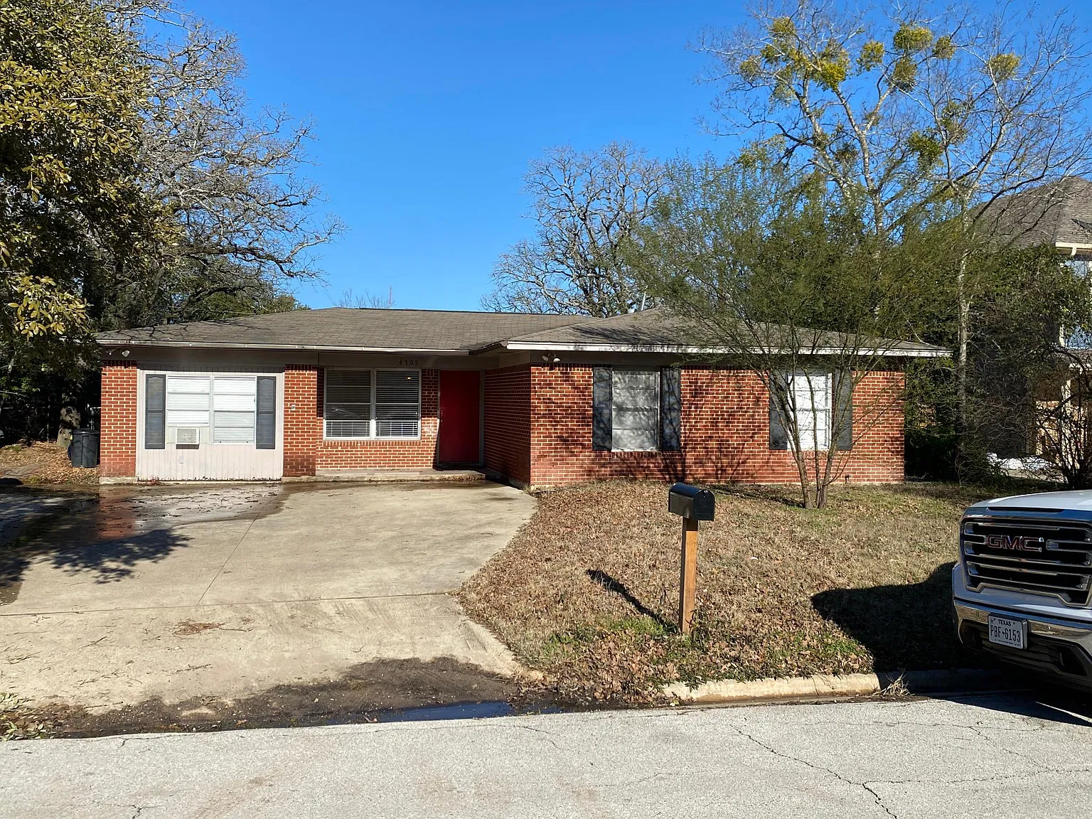 4305 Oaklawn St — Photo 2
