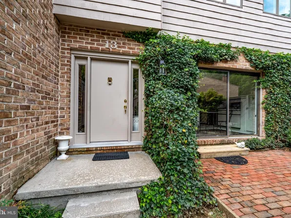 13 Hampshire Woods Ct, Towson, MD 21204