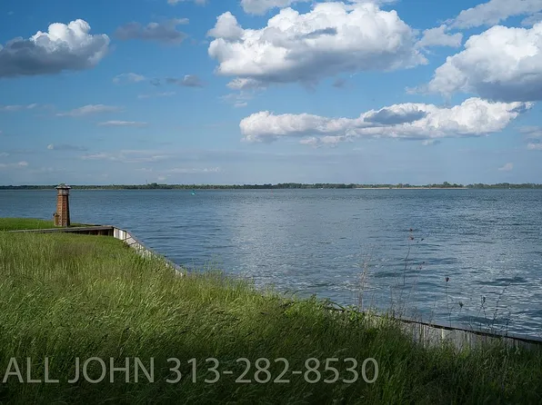 Parke Ln, Grosse Ile, MI 48138