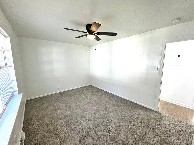306 N Jackson St — Photo 43