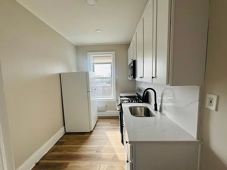 863 Avenue C — Photo 4