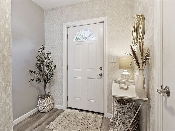 3rd image of 22 Apthorp St