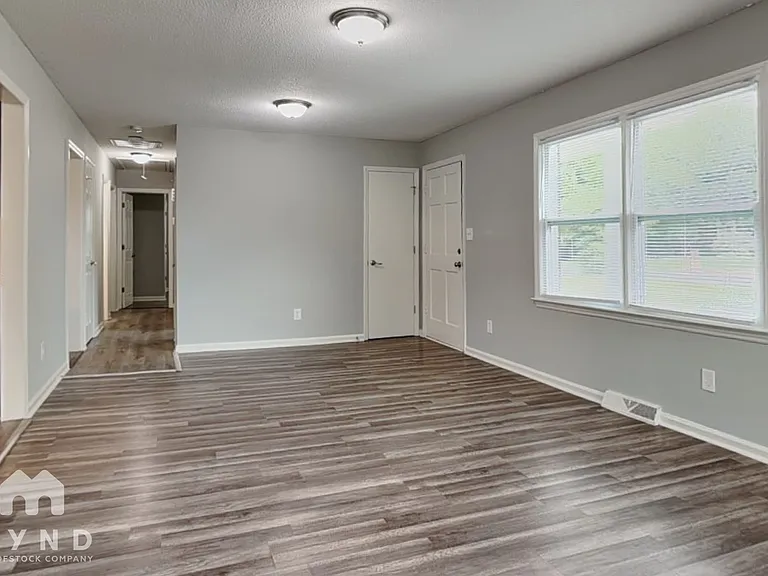 547 Whitethorn Dr — Photo 8