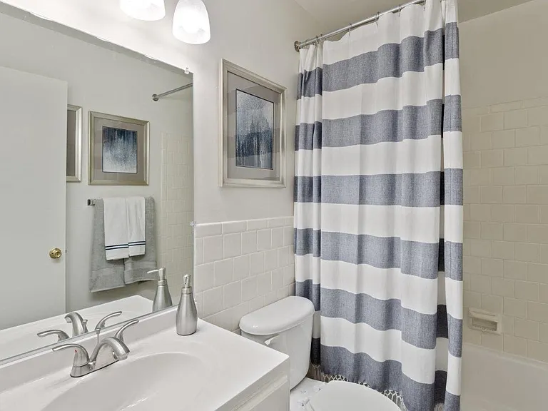 Towson Crossing Apartment Homes — Photo 10