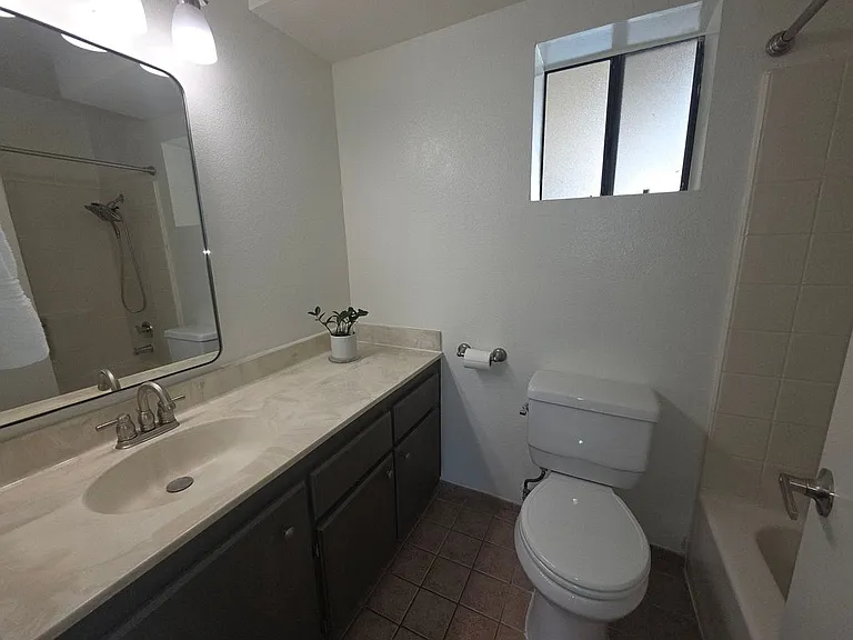 2343 E 17th St #201 — Photo 5