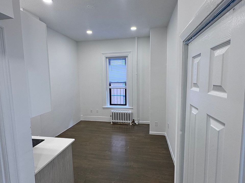 2nd image of 122 Peterborough St #3