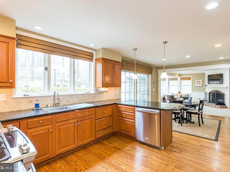 101 Woods Ln — Photo 18