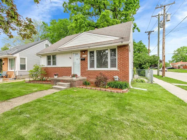 17941 Stephens Dr, Eastpointe, MI 48021