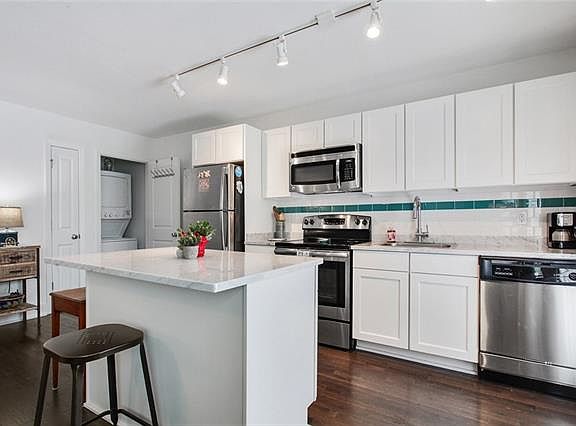 4th image of 2833 Saint Charles Ave APT 15