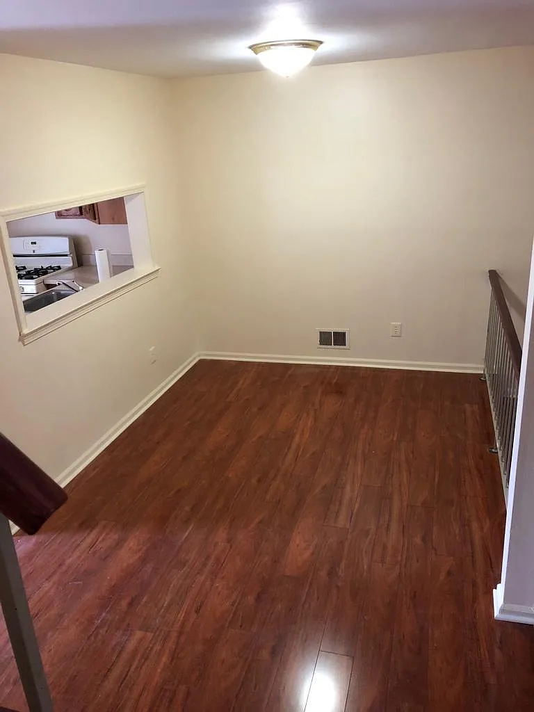 403 Maplecrest Rd — Photo 2