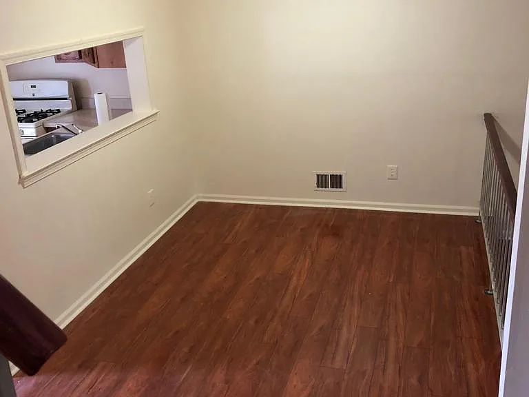 403 Maplecrest Rd — Photo 2