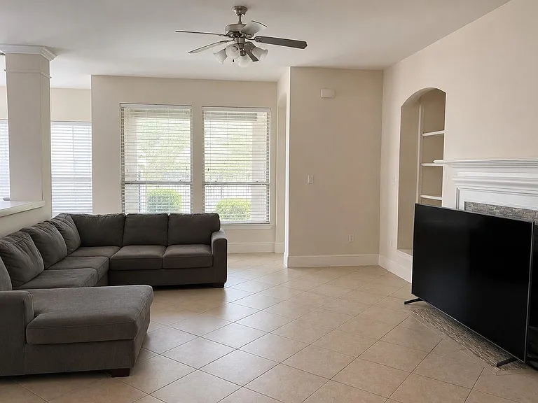 515 Newington Ln — Photo 4
