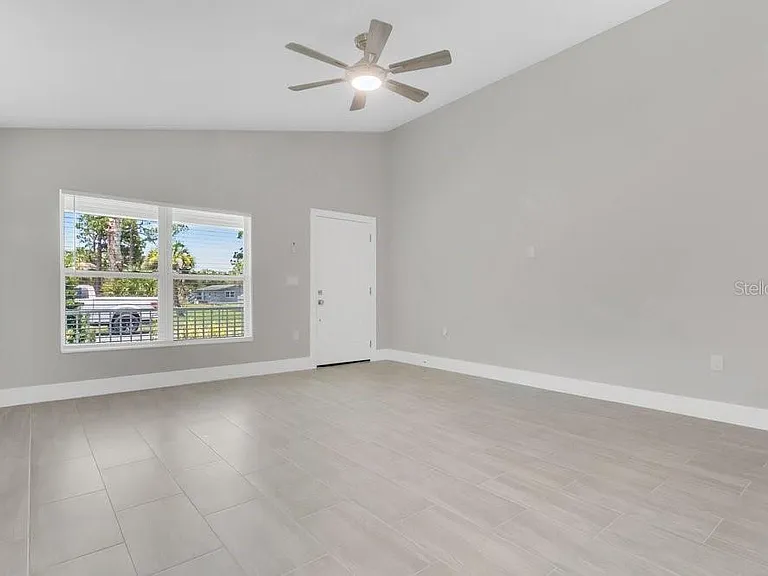 889 Dunbar St — Photo 7