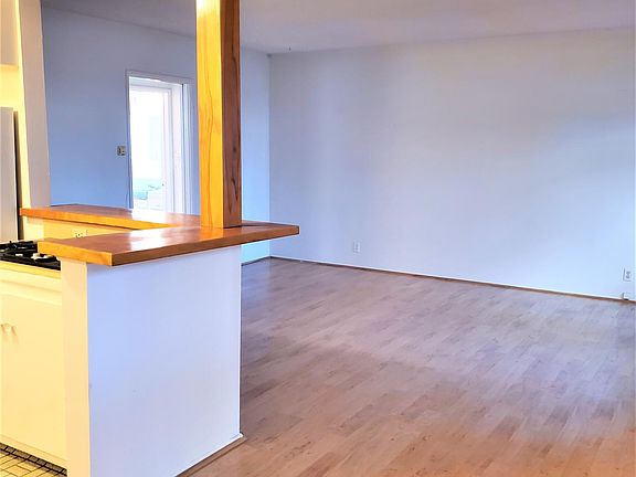 Breakfast Bar and Eat In Dining Room