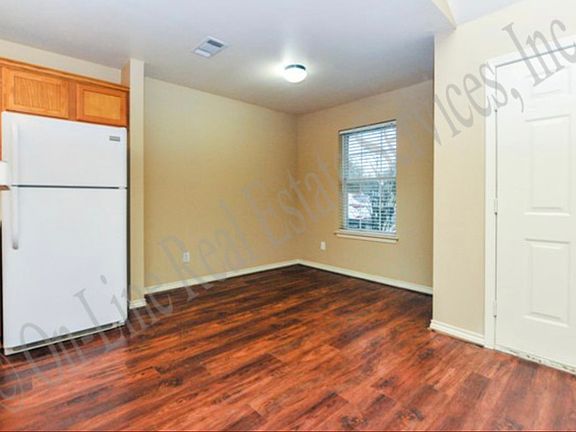 5th image of 2301 Pheasant Ln #A