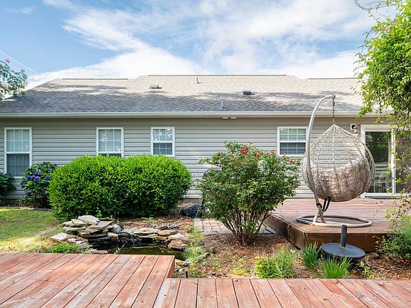 4th image of 907 Brewster Ln