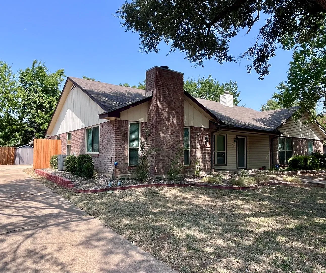 Cute 1-story duplex in a quiet, family-friendly neighborhood off Glade Road in the desirable Grap... — Photo 2
