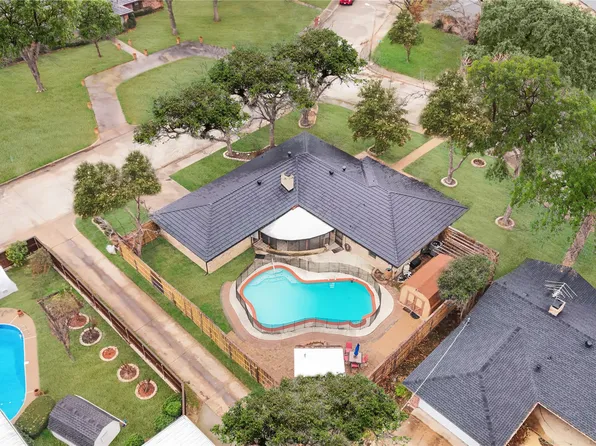 2117 Vega Ct, Grand Prairie, TX 75050