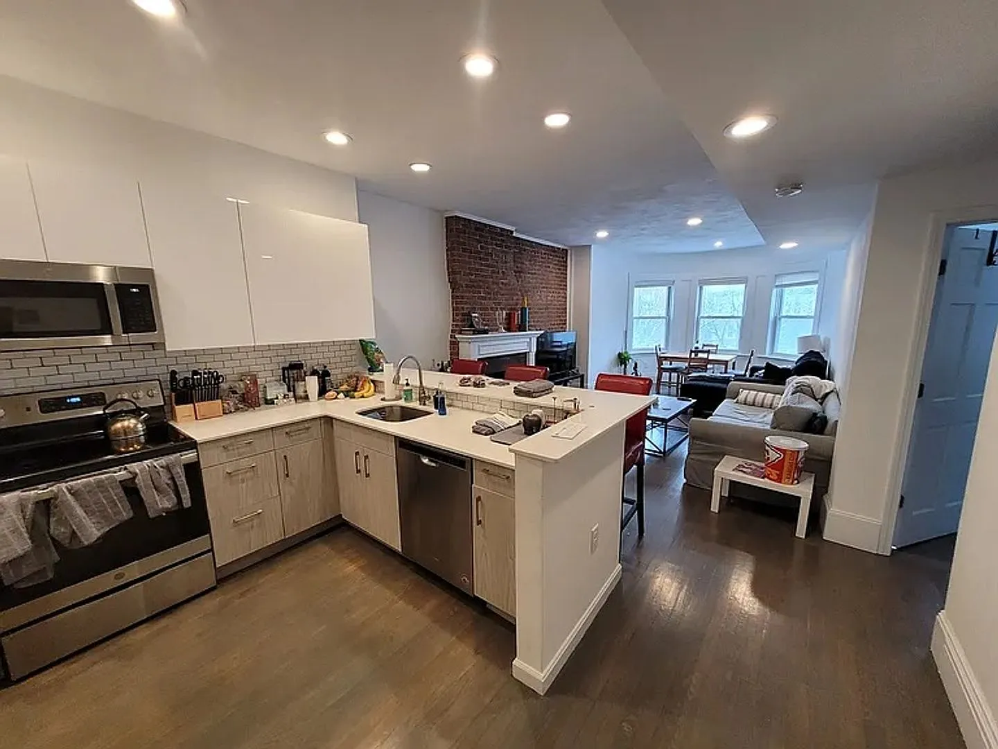 Large Unit on Coolidge Corner, Private Porch, In Unit Washer and Dryer, No Brokers Fee — Photo 2