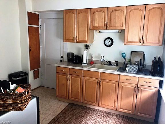 4th image of 1359 Summit Ave