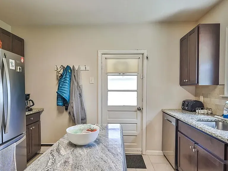 734 E Tioga St — Photo 3