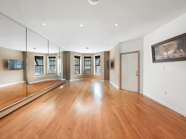 479 Bainbridge Street image 4 of 19