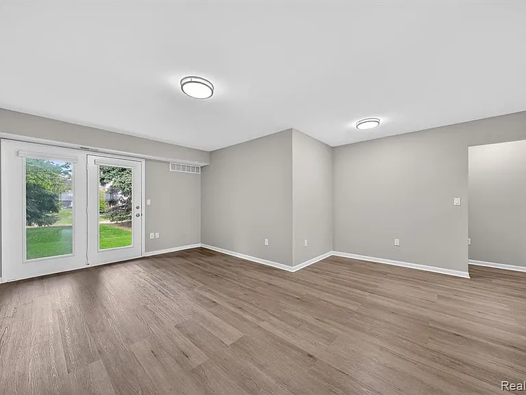 44393 Sunnyside Dr — Photo 7