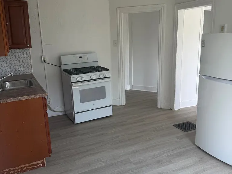 219 E Mulberry St — Photo 8