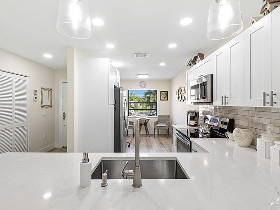 4th image of 42 Stratford Lane W #F
