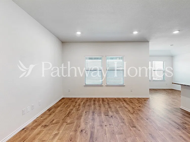 957 English Dr — Photo 3