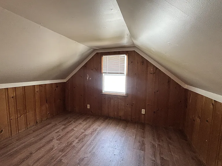 1548 Thalia Ave — Photo 8