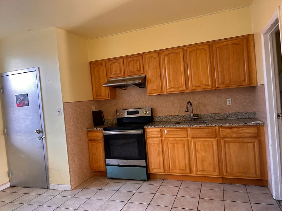 1st image of 920 Winter St Floor 1